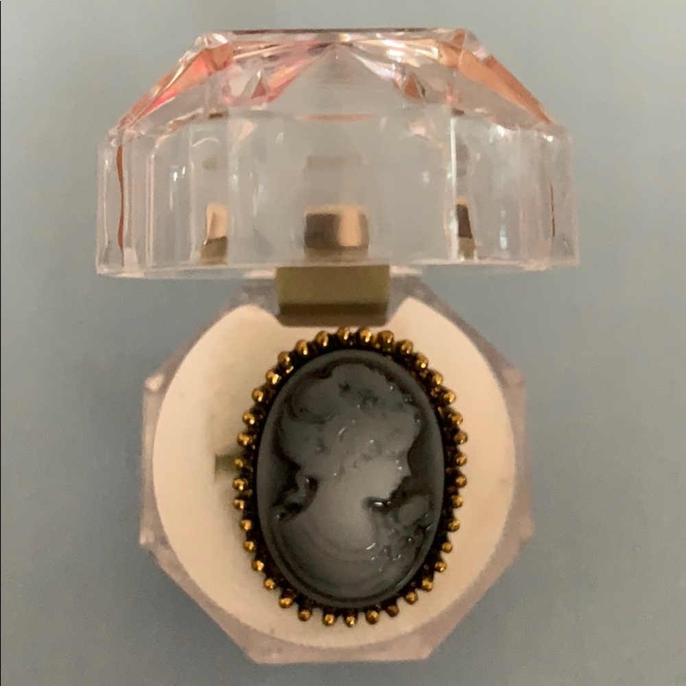 Gray Cameo